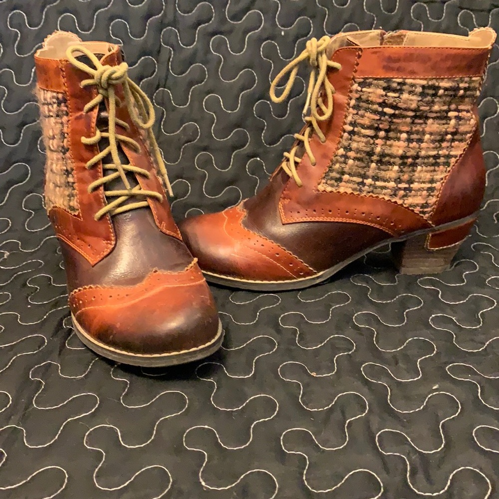 Far Out Booties Size 7 - image 1